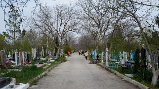 În cimitirele din Chișinău are loc salubrizarea din preajma Paștilor
