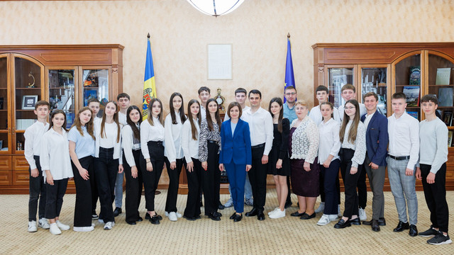 Maia Sandu i-a primit la președinție pe membrii ansamblului „Hecenii” 
