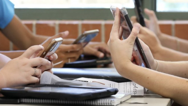 Un grup de lucru va analiza reglementarea utilizării telefoanelor mobile în școli