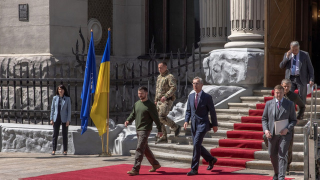 Jens Stoltenberg, vizită neanunțată la Kiev. Șeful NATO i-a promis lui Zelenski că livrările de arme către Ucraina vor crește