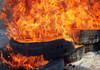 Autoritățile recomandă populației să renunțe la arderea anvelopelor în noaptea de Paști