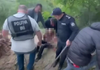 VIDEO | Intervenția poliției a salvat viața unui bărbat de 63 de ani, pe care un tânăr l-a închis într-un beci și acoperit cu pământ. Autorul a fost arestat