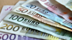 Euro coboară sub pragul de 19 lei