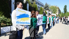 FOTO | Flashmob în fața Ambasadei Rusiei din Chișinău: „Protestăm atât împotriva războiului declanșat Rusia în Ucraina, cât și împotriva mașinăriei de propagandă de război manevrată de la Moscova”