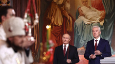 În timp ce armata lui bombarda Ucraina, Putin asista la slujba de Înviere

