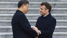 Tensiunile comerciale și Ucraina în centrul discuțiilor între Macron și Xi. Președintele Chinei este așteptat duminică pentru o rară vizită în Franța