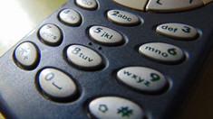 FOTO | Nokia relansează modelul 3210, telefonul cu butoane care a apărut pe piață pentru prima dată acum 25 de ani. Telefonul va avea disponibil și jocul Snake