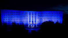 VIDEO | Clădirea Parlamentului Republicii Moldova a fost iluminată în culorile drapelului UE