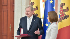 Peședinta Maia Sandu l-a decorat pe Johannes Hahn cu „Ordinul de Onoare”