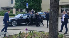 VIDEO | Momentul în care Robert Fico, premierul Slovaciei, e dus spre mașină după ce a fost împușcat