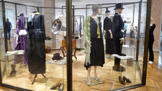 O expoziție dedicată vestimentației chineze a fost inaugurată la un muzeu din capitală