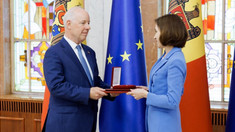 Maia Sandu i-a acordat „Ordinul de Onoare” ambasadorului SUA la Chișinău, Kent Logsdon