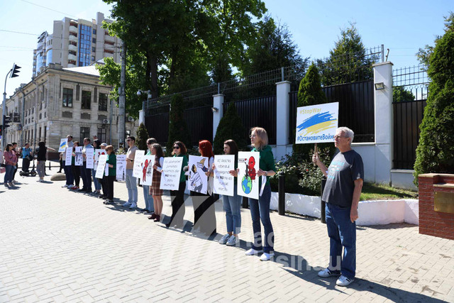 FOTO | Flashmob în fața Ambasadei Rusiei din Chișinău: „Protestăm atât împotriva războiului declanșat de Rusia în Ucraina, cât și împotriva mașinăriei de propagandă de război manevrată de la Moscova”