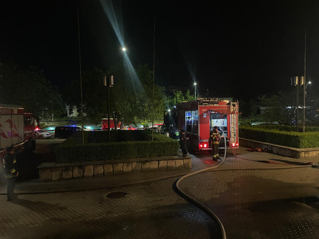 FOTO | 50 de angajați ai IGSU au intervenit pentru a stinge un incendiu izbucnit la Casa Radio de la Chișinău