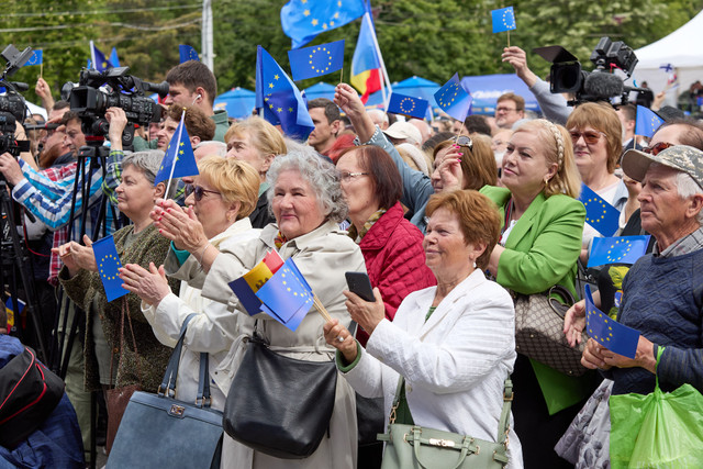 GALERIE FOTO | Ziua Europei, în Piața Marii Adunări Naționale. Orășelul European și-a deschis ușile pentru vizitatori