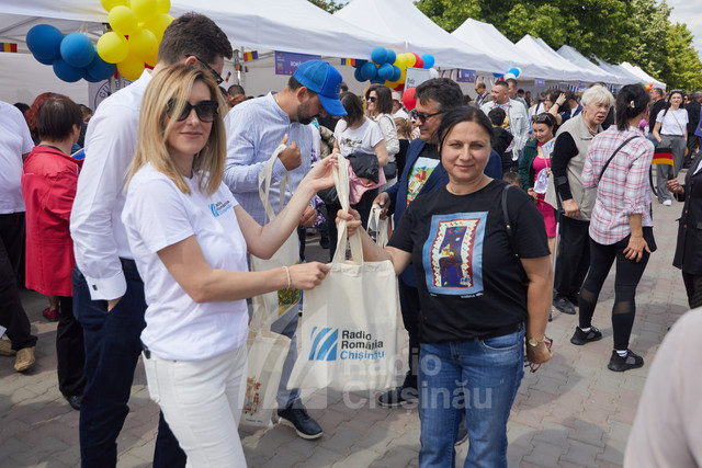 GALERIE FOTO | Radio Chișinău a fost prezent cu un stand în echipa României aflată ieri la Bălți, unde s-a celebrat Ziua Europei 2024