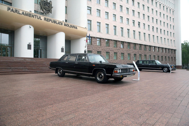 FOTO | Mașini de epocă, expuse în scuarul Parlamentului