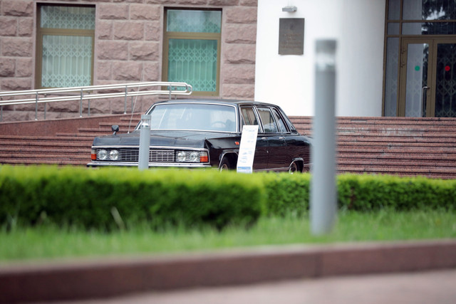 FOTO | Mașini de epocă, expuse în scuarul Parlamentului