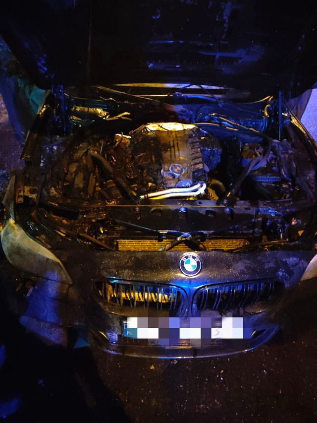 FOTO | Un automobil BMW a fost cuprins de flăcări pe o stradă din capitală 