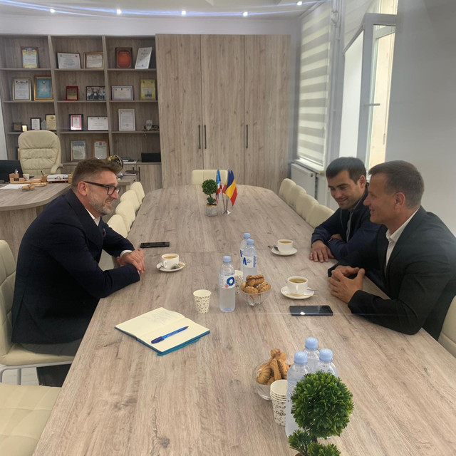 FOTO | Ambasadorul României, vizită în sudul Republicii Moldova. Cristian-Leon Țurcanu s-a întâlnit cu primarii din Comrat și Cahul și a fost oaspetele Liceului Mihai Eminescu din Comrat