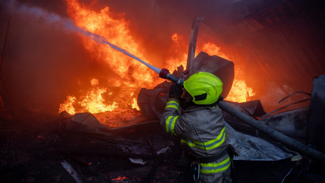 Rușii au bombardat Harkov cu drone de trei ori chiar în timpul slujbelor de Înviere. Explozii în oraș și clădiri incendiate

