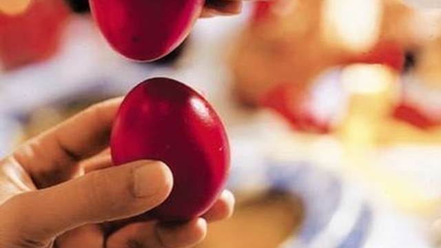 A doua zi de Paște | Obiceiul ”Udatului”, ciocnitul ouălor invers. Tradiții și superstiții la români