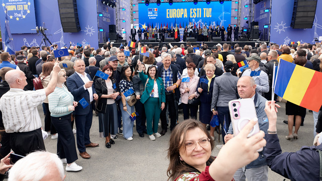 GALERIE FOTO | Ziua Europei, în Piața Marii Adunări Naționale. Orășelul European și-a deschis ușile pentru vizitatori