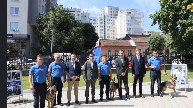 Donație Japan Tobacco International pentru Serviciul Vamal: trei câini de serviciu și o căsuță modulară