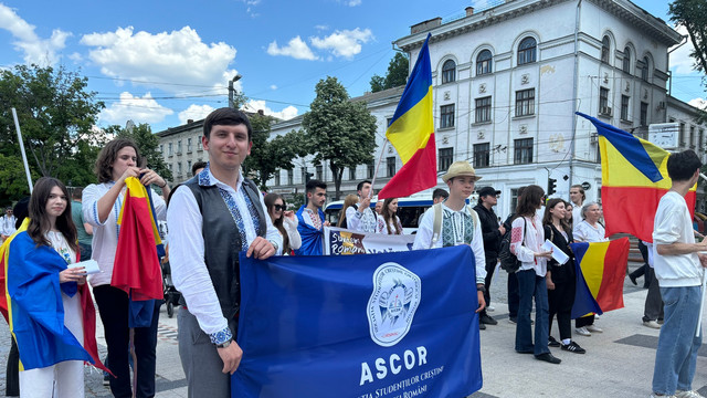 Tineri din Asociația Studenților Creștini Ortodocși Români - filiala Chișinău a participat la marșul organizat cu ocazia Zilei Românilor de Pretutindeni