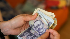 Din 1 iulie crește salariul minim brut în România. Câți bani vor lua în mână angajații