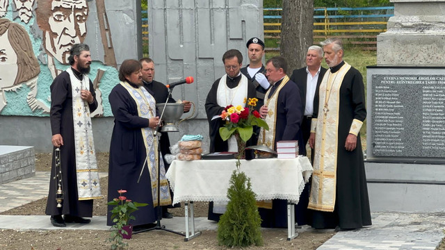 GALERIE FOTO | Un sobor de preoți ai Mitropoliei Basarabiei a sfințit monumentul eroilor reîntregitori căzuți în luptele Primului Război Mondial, din comuna Bravicea