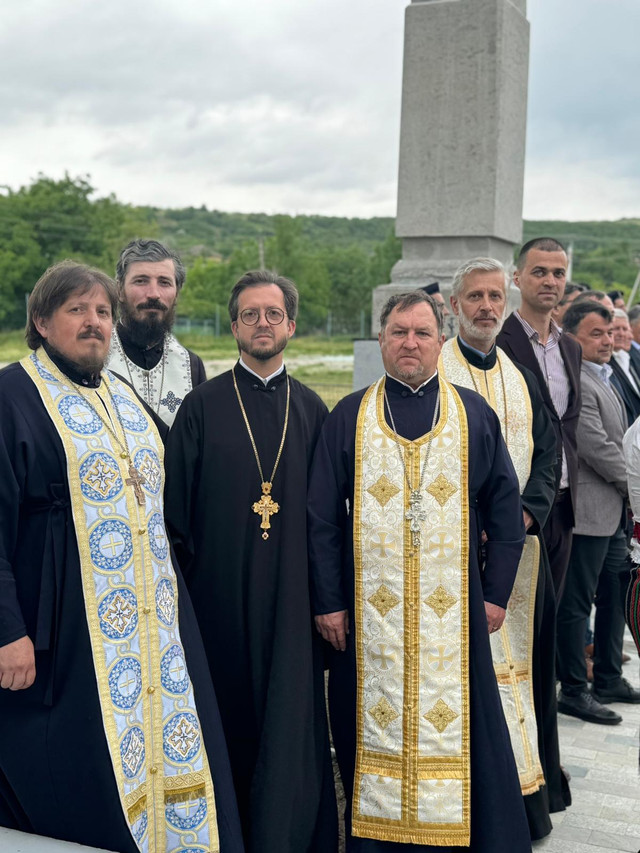 GALERIE FOTO | Un sobor de preoți ai Mitropoliei Basarabiei a sfințit monumentul eroilor reîntregitori căzuți în luptele Primului Război Mondial, din comuna Bravicea