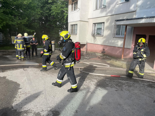 FOTO | Incendiu într-un apartament din Chișinău. Trei persoane au fost evacuate