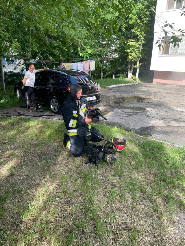 FOTO | Incendiu într-un apartament din Chișinău. Trei persoane au fost evacuate