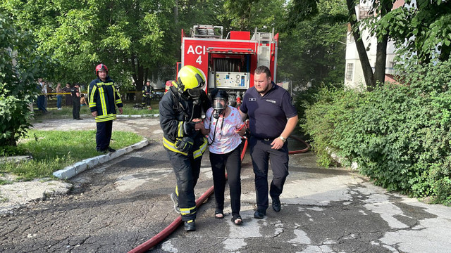 FOTO | Incendiu într-un apartament din Chișinău. Trei persoane au fost evacuate