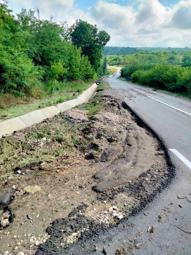 FOTO | Administrația de Stat a Drumurilor informează că 42 de drumuri naționale sunt afectate de furtuna de aseară