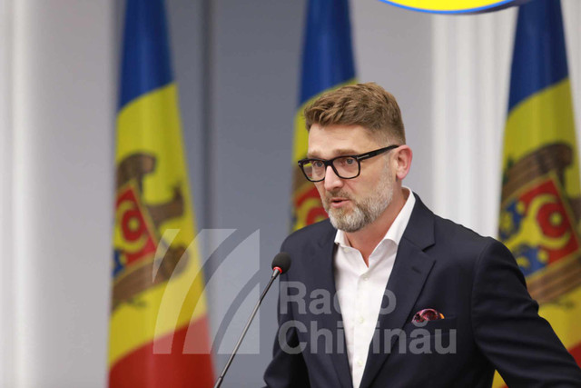 FOTO | 57 de profesori din R. Moldova pleacă în România pentru un curs intensiv de formare profesională. Ambasadorul României: „Astăzi este prima grupă care pleacă în România. Vor mai urma alte două grupe”