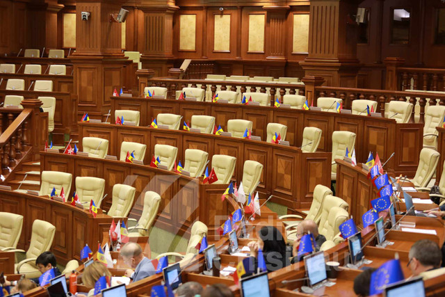 FOTO | Scandal la Parlament: Cei șapte deputați afiliați lui Ilan Șor, sancționați ieri, au protestat azi în fața legislativului