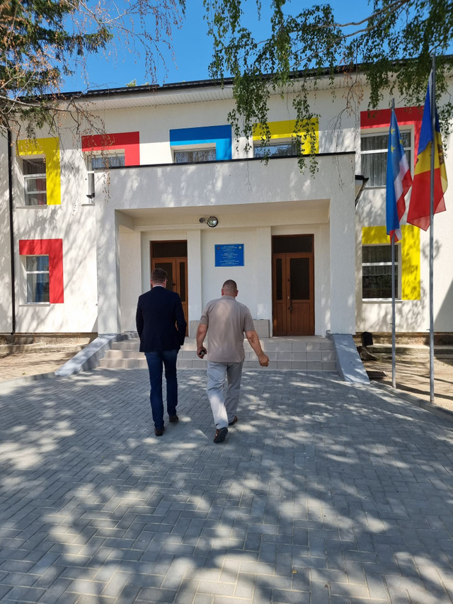 FOTO | Ambasadorul României, Cristian-Leon Țurcanu, o nouă vizită în UTA Găgăuzia. A fost oaspetele liceului cu predare în limba română din Vulcănești și a apreciat proiectul construcției liniei electrice aeriene 400kV Vulcănești-Chișinău