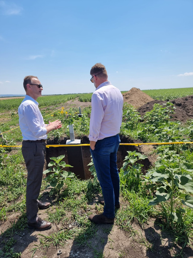 FOTO | Ambasadorul României, Cristian-Leon Țurcanu, o nouă vizită în UTA Găgăuzia. A fost oaspetele liceului cu predare în limba română din Vulcănești și a apreciat proiectul construcției liniei electrice aeriene 400kV Vulcănești-Chișinău