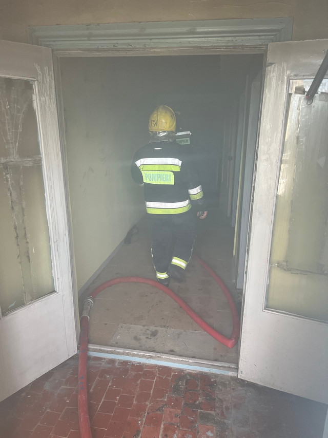 FOTO | Pompierii au intervenit la lichidarea unui incendiu în municipiul Bălți
