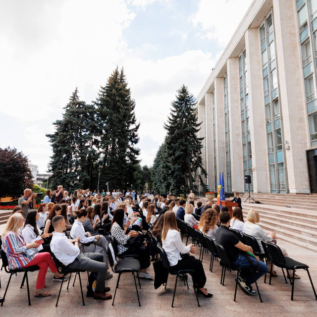 FOTO | Zeci de tineri vor face stagii practice în instituțiile publice centrale din Republica Moldova