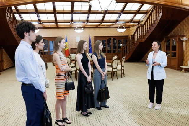 FOTO | Zeci de tineri vor face stagii practice în instituțiile publice centrale din Republica Moldova