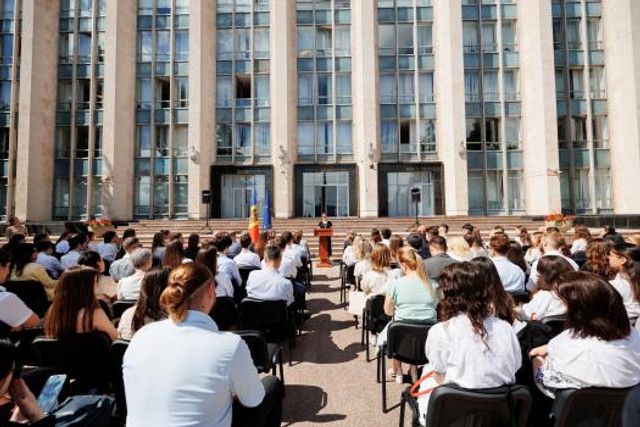 FOTO | Zeci de tineri vor face stagii practice în instituțiile publice centrale din Republica Moldova