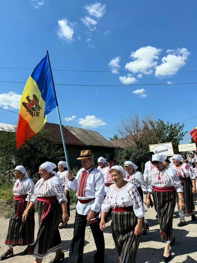 FOTO | La Bălți a avut loc Parada Portului Popular, cu sprijinul DDRM. Sute de participanți au promovat identitatea și tradițiile românești
