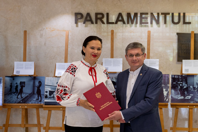 FOTO | La Parlament au fost prezentate 12 istorii de succes ale refugiaților ucraineni în Republica Moldova