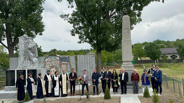 GALERIE FOTO | Un sobor de preoți ai Mitropoliei Basarabiei a sfințit monumentul eroilor reîntregitori căzuți în luptele Primului Război Mondial, din comuna Bravicea