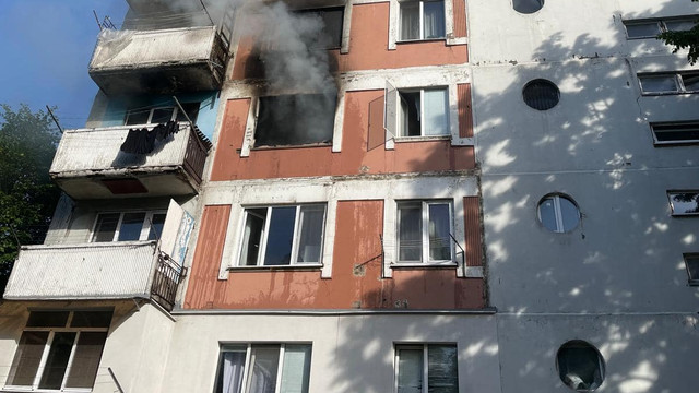 FOTO | Incendiu într-un apartament din Chișinău. Trei persoane au fost evacuate