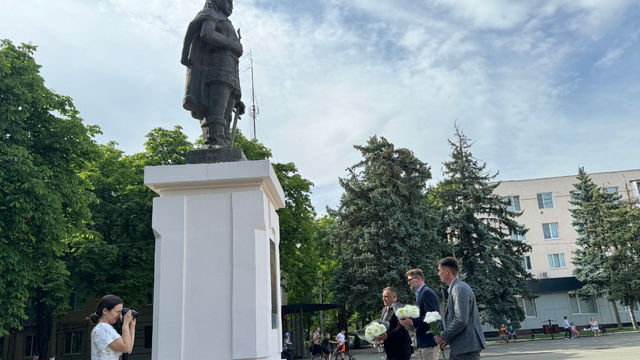 FOTO | Ambasadorul României, Cristian-Leon Țurcanu, a depus flori la monumentul domnitorului Ștefan cel Mare din orașul Ștefan Vodă