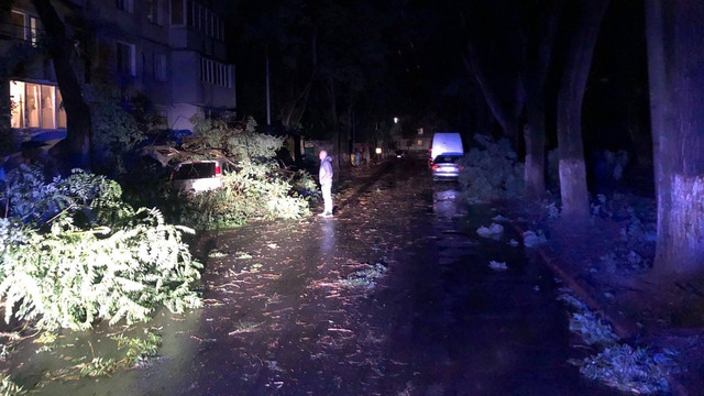 Consecințe grave ale furtunii de ieri. Două persoane și-au pierdut viața, printre care și o copilă de 13 ani, iar la Chișinău a fost decretată situație excepțională